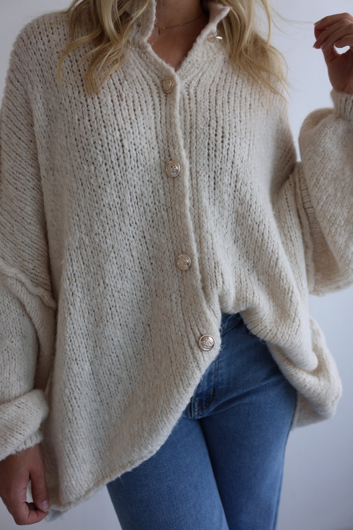 Langer Oversize Cardigan mit goldenen Manschettenknöpfen Claire