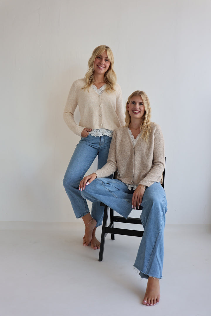 Strickjacke mit Spitzendetails