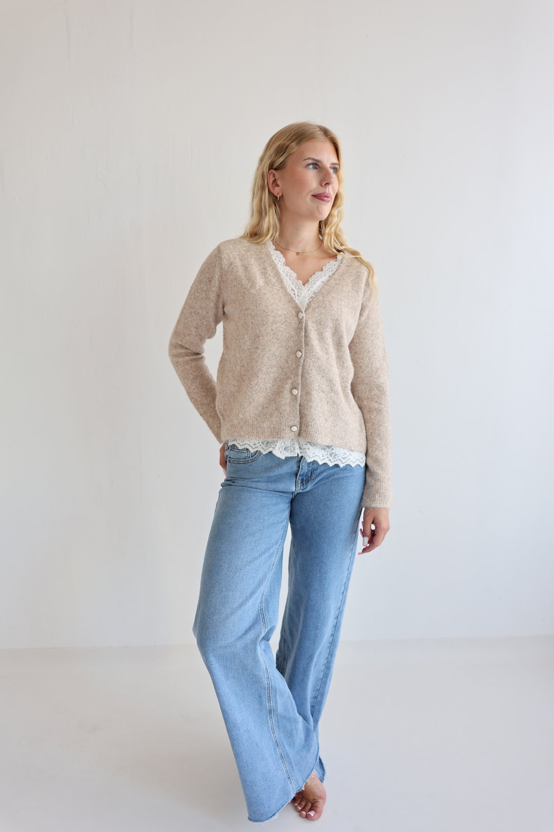 Strickjacke mit Spitzendetails