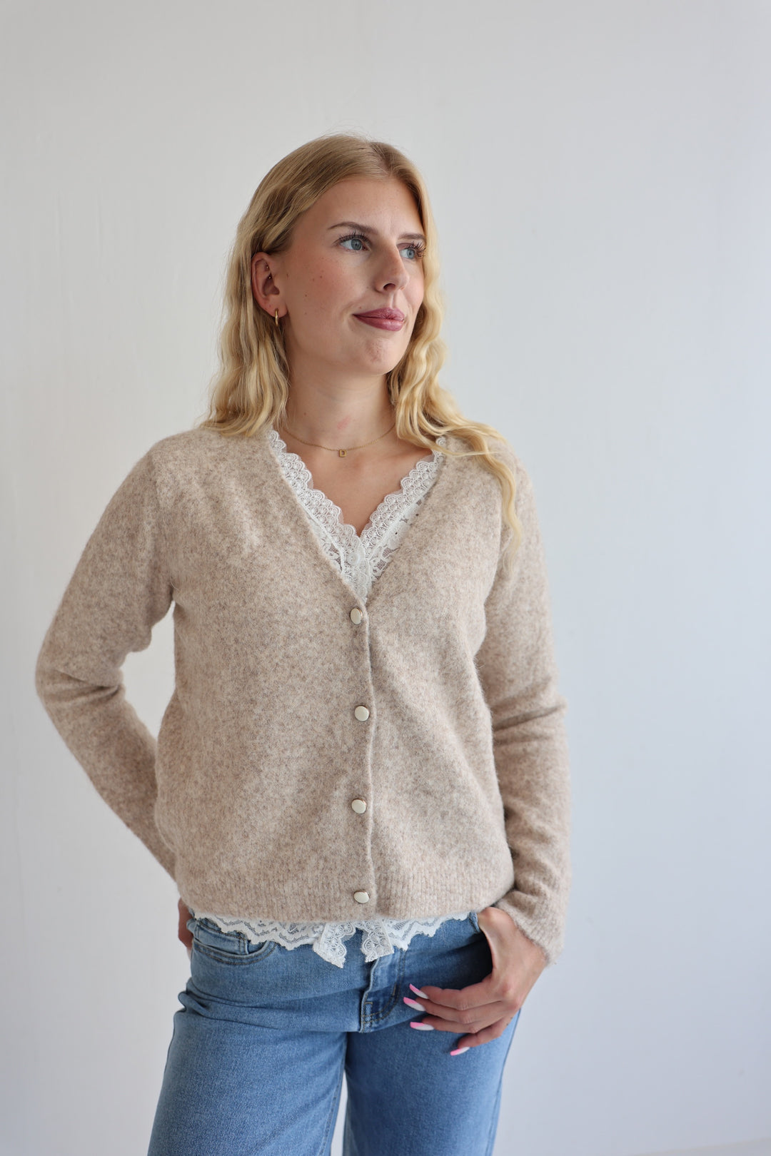 Strickjacke mit Spitzendetails