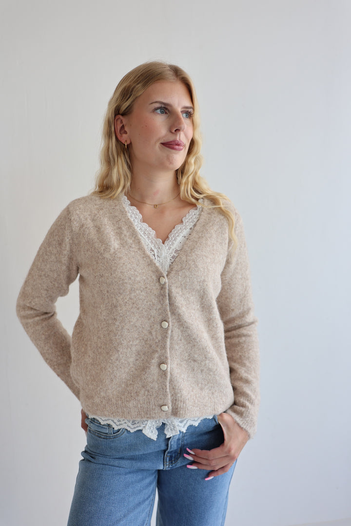 Strickjacke mit Spitzendetails