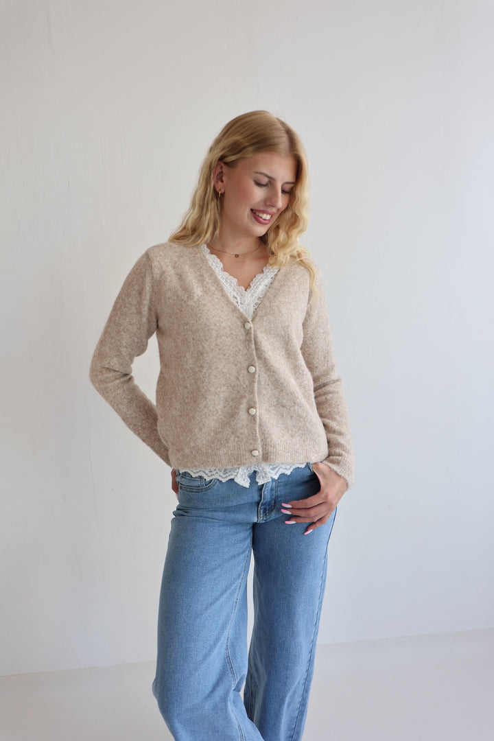 Strickjacke mit Spitzendetails