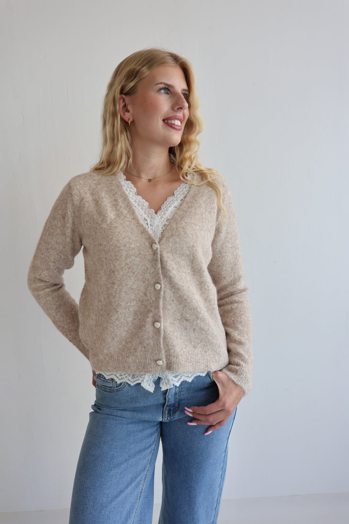 Strickjacke mit Spitzendetails