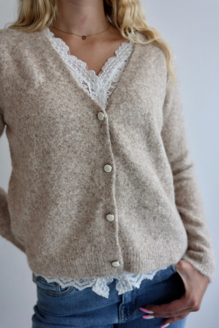 Strickjacke mit Spitzendetails