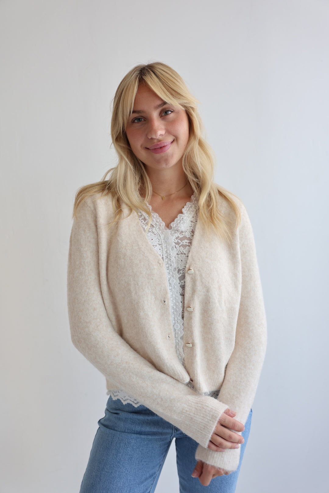 Strickjacke mit Spitzendetails
