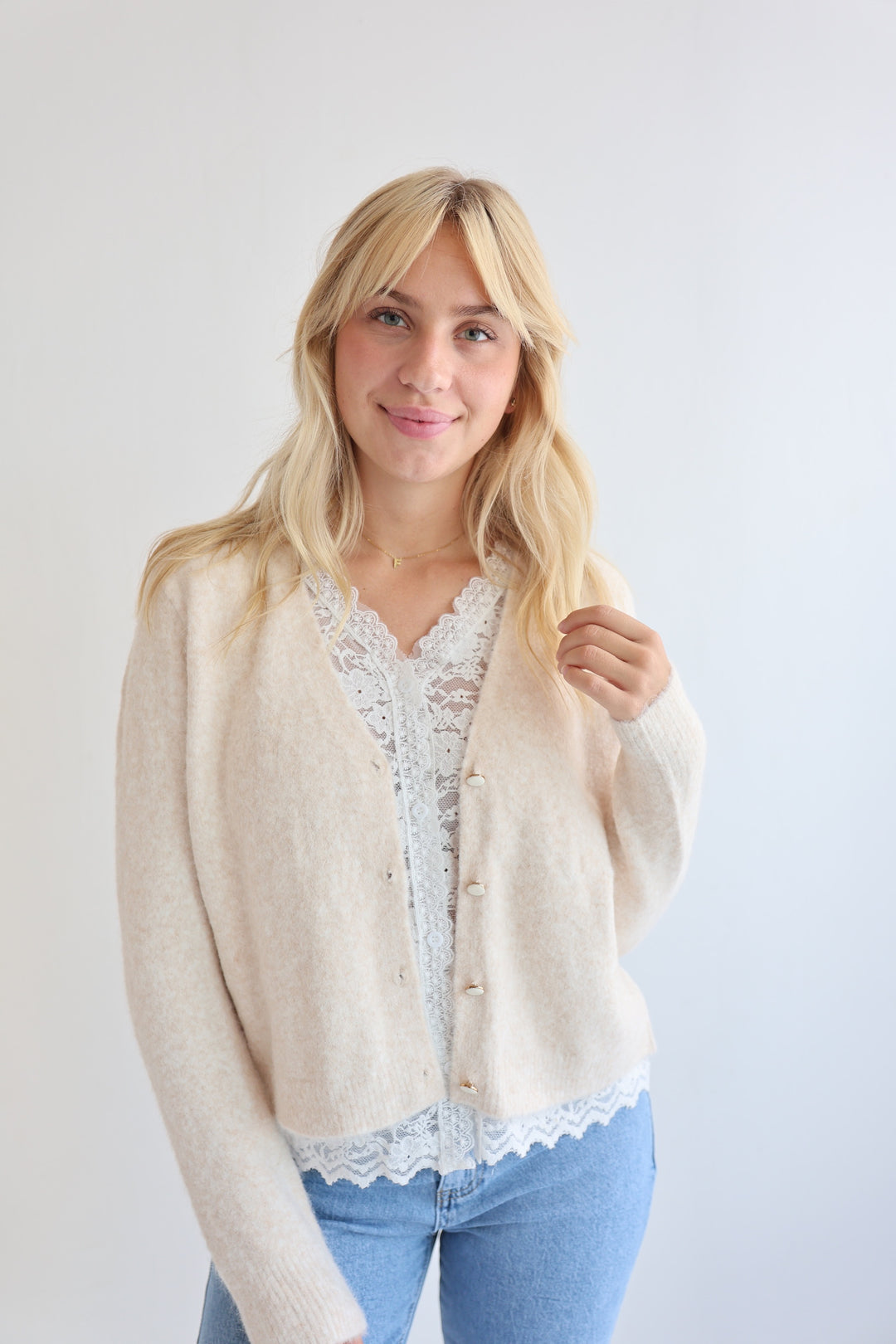 Strickjacke mit Spitzendetails