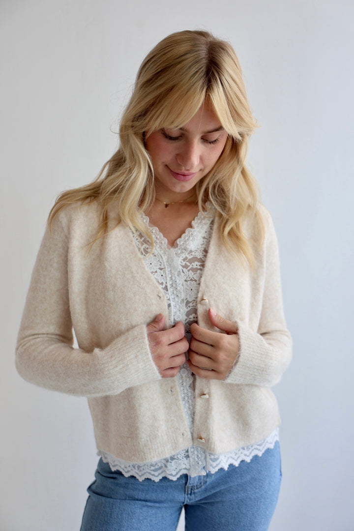 Strickjacke mit Spitzendetails