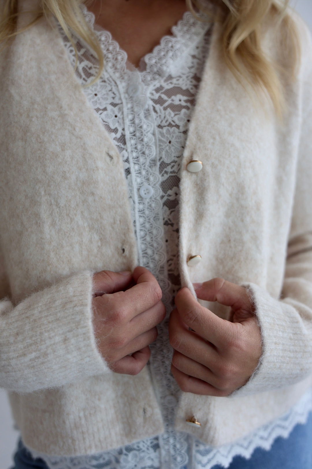 Strickjacke mit Spitzendetails