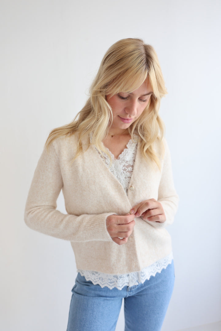 Strickjacke mit Spitzendetails