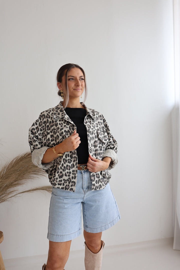 Lässige Jeansjacke mit Leoprint