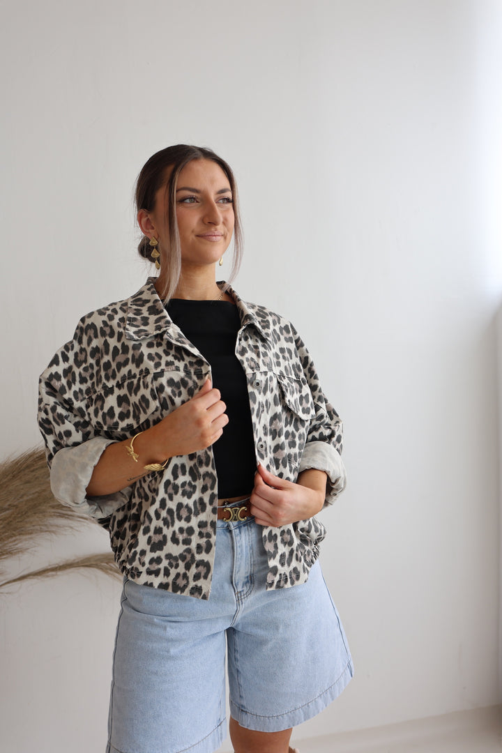 Lässige Jeansjacke mit Leoprint