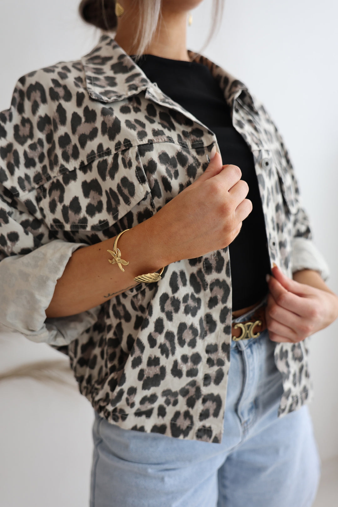 Lässige Jeansjacke mit Leoprint