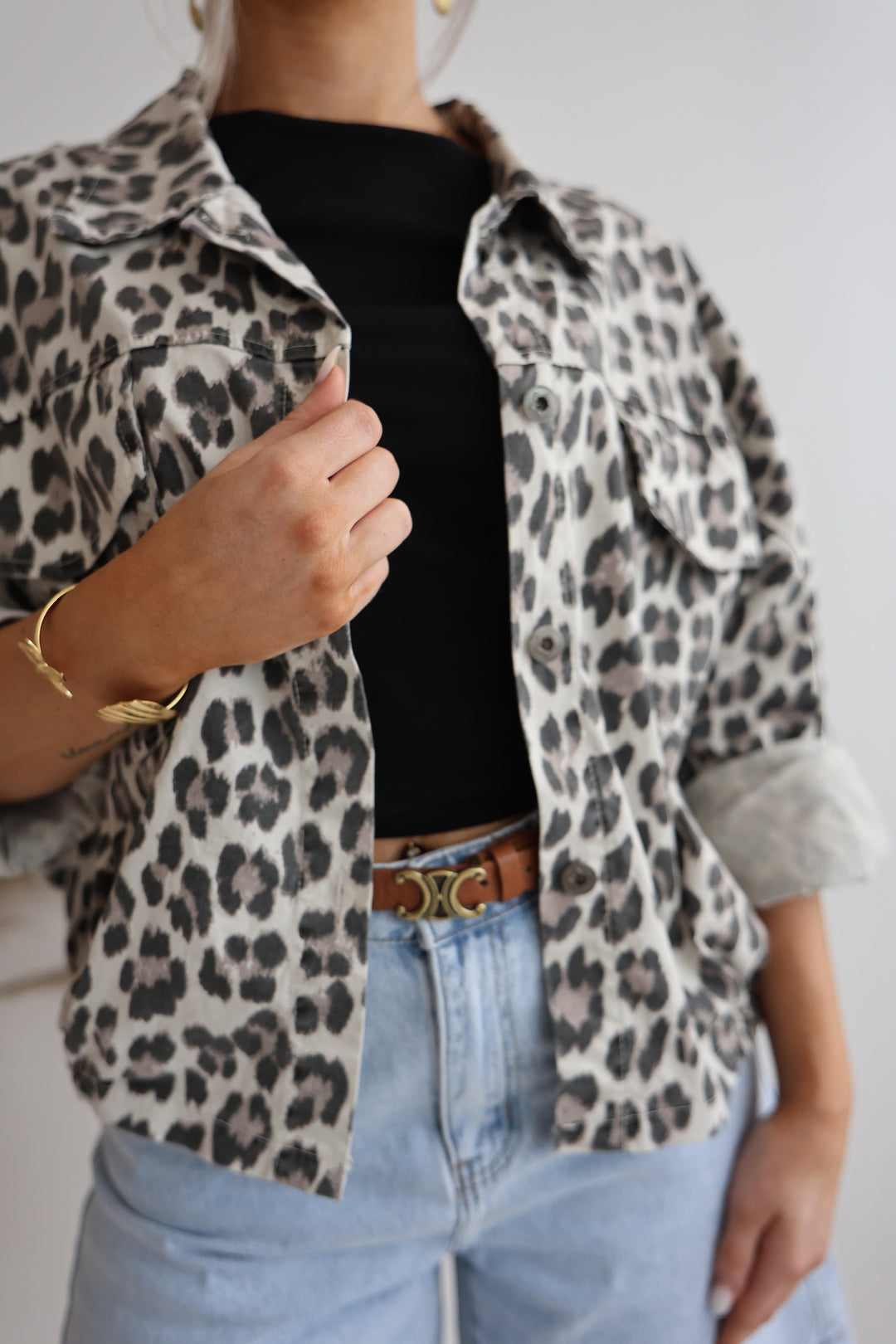 Lässige Jeansjacke mit Leoprint