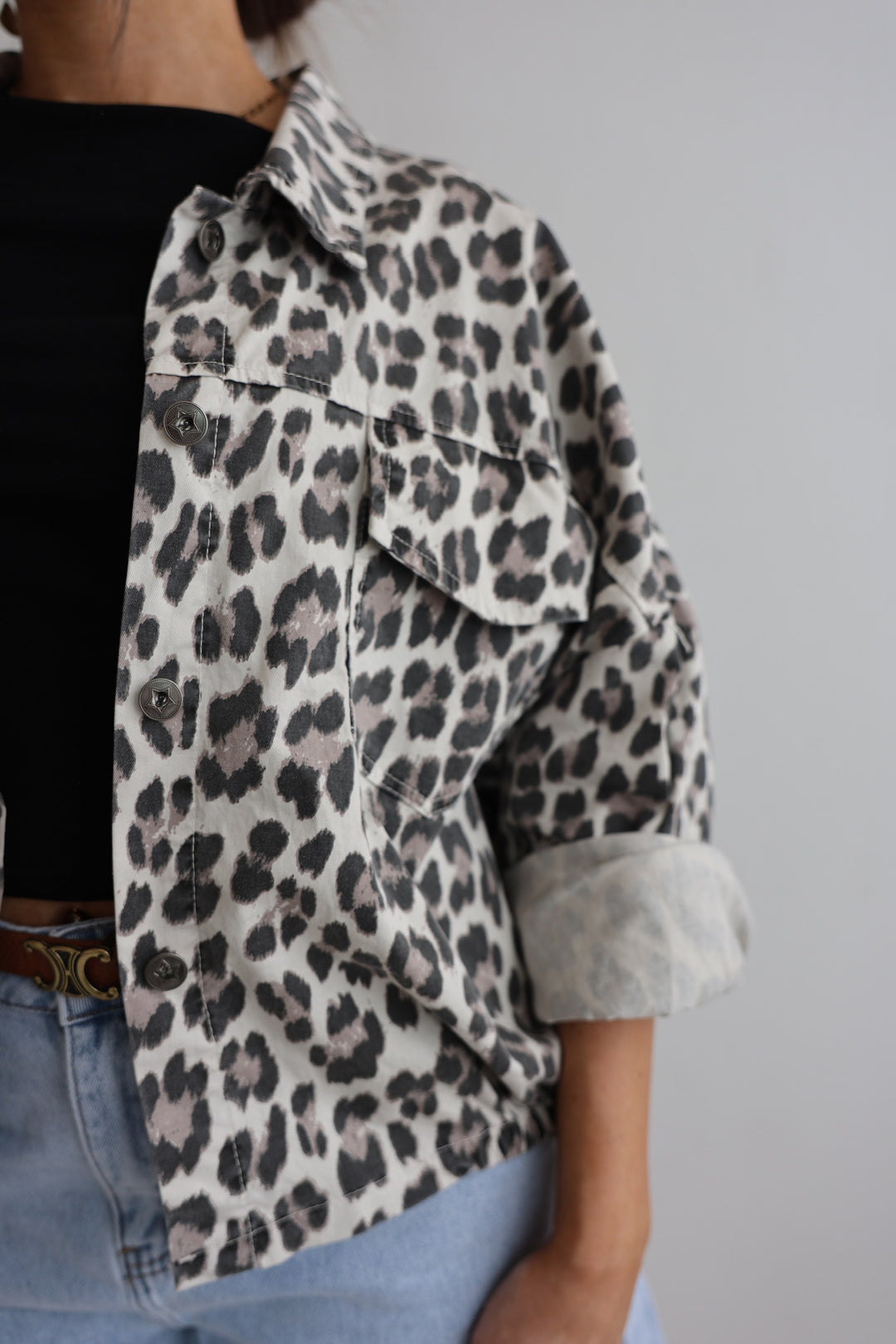 Lässige Jeansjacke mit Leoprint