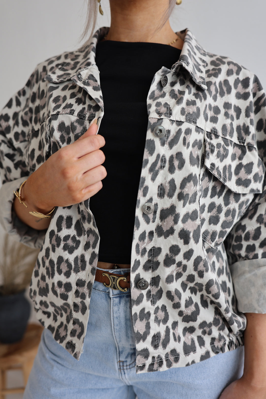 Lässige Jeansjacke mit Leoprint