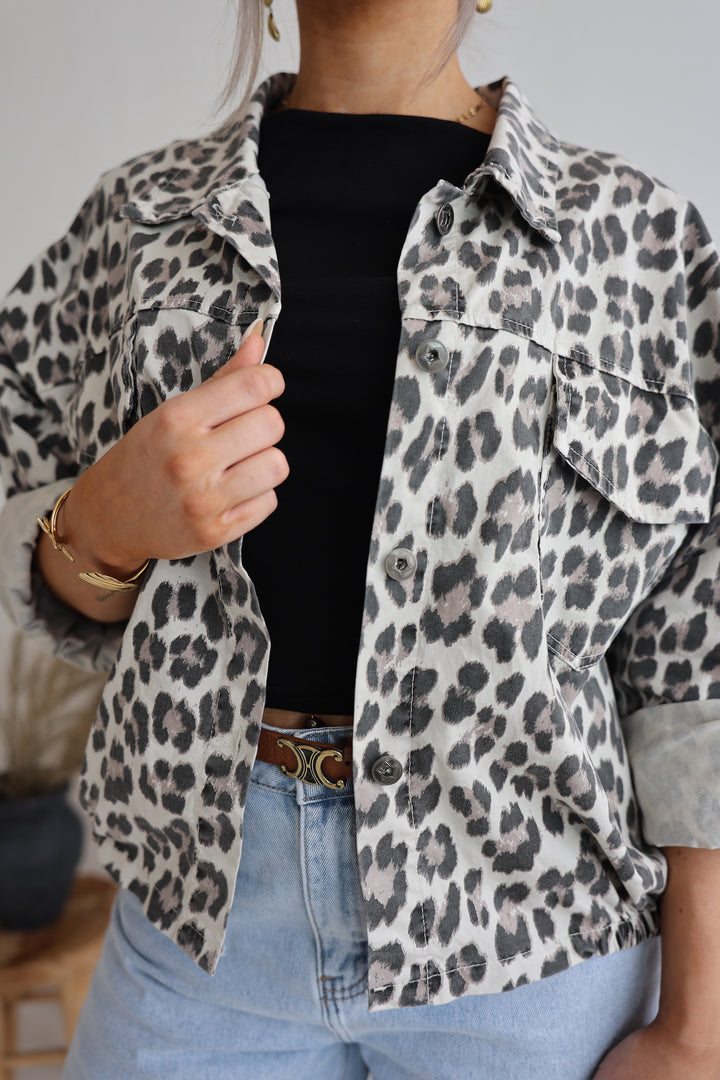 Lässige Jeansjacke mit Leoprint