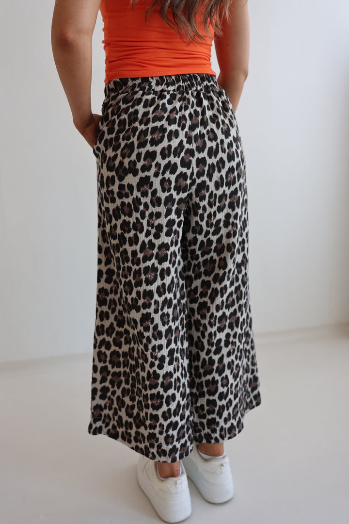 3/4 Musselinhose mit Leoprint