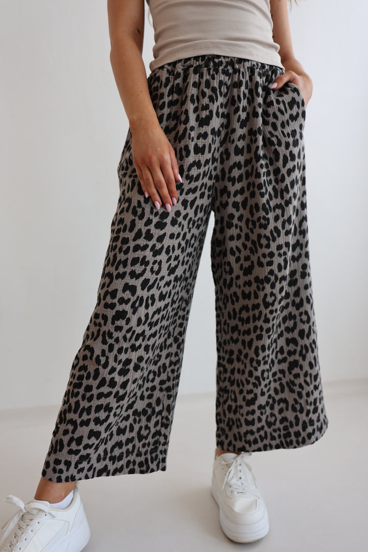 3/4 Musselinhose mit Leoprint