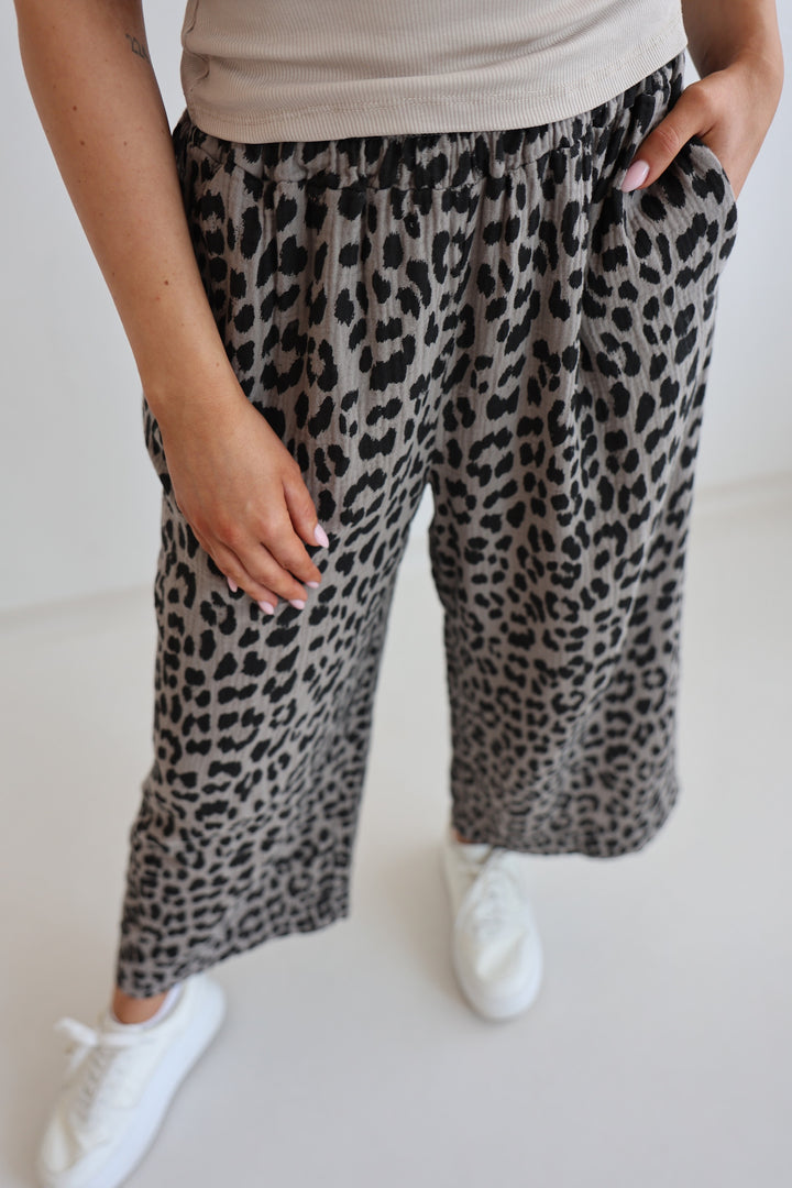 3/4 Musselinhose mit Leoprint