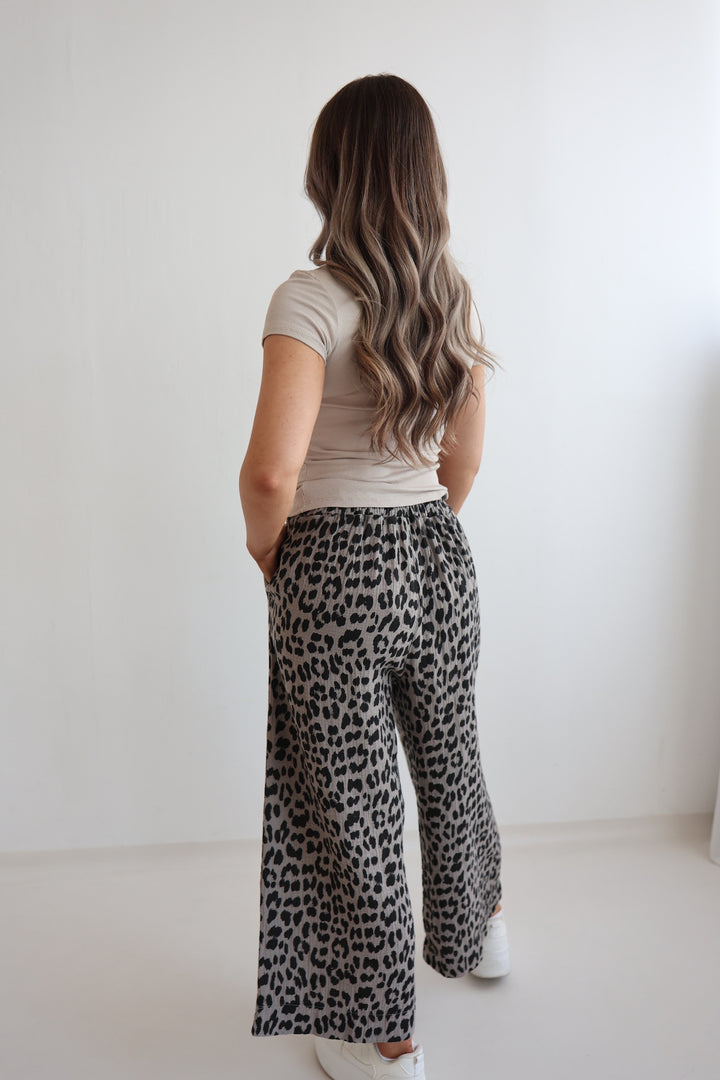 3/4 Musselinhose mit Leoprint