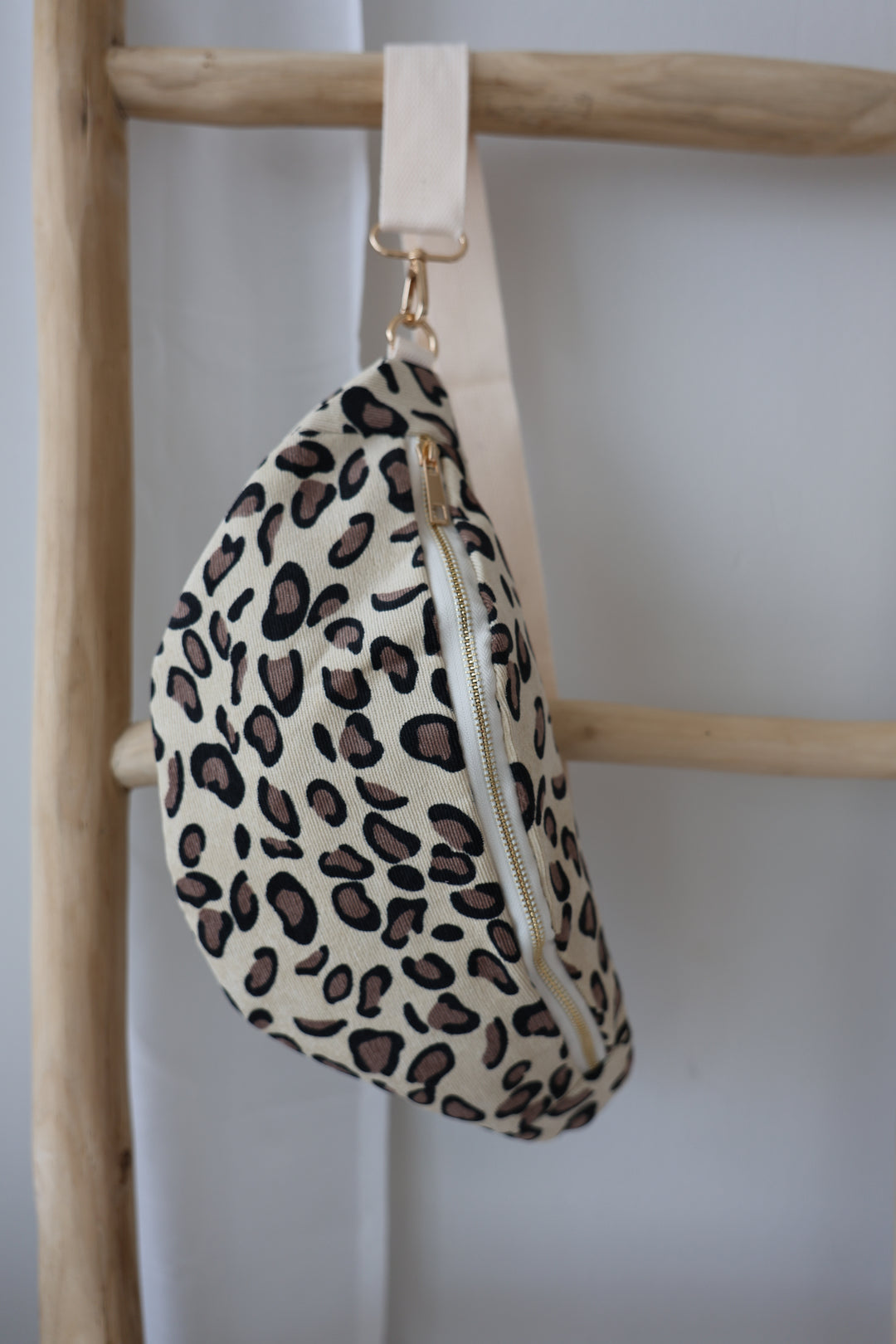 Crossbody Bag in Cord-Optik