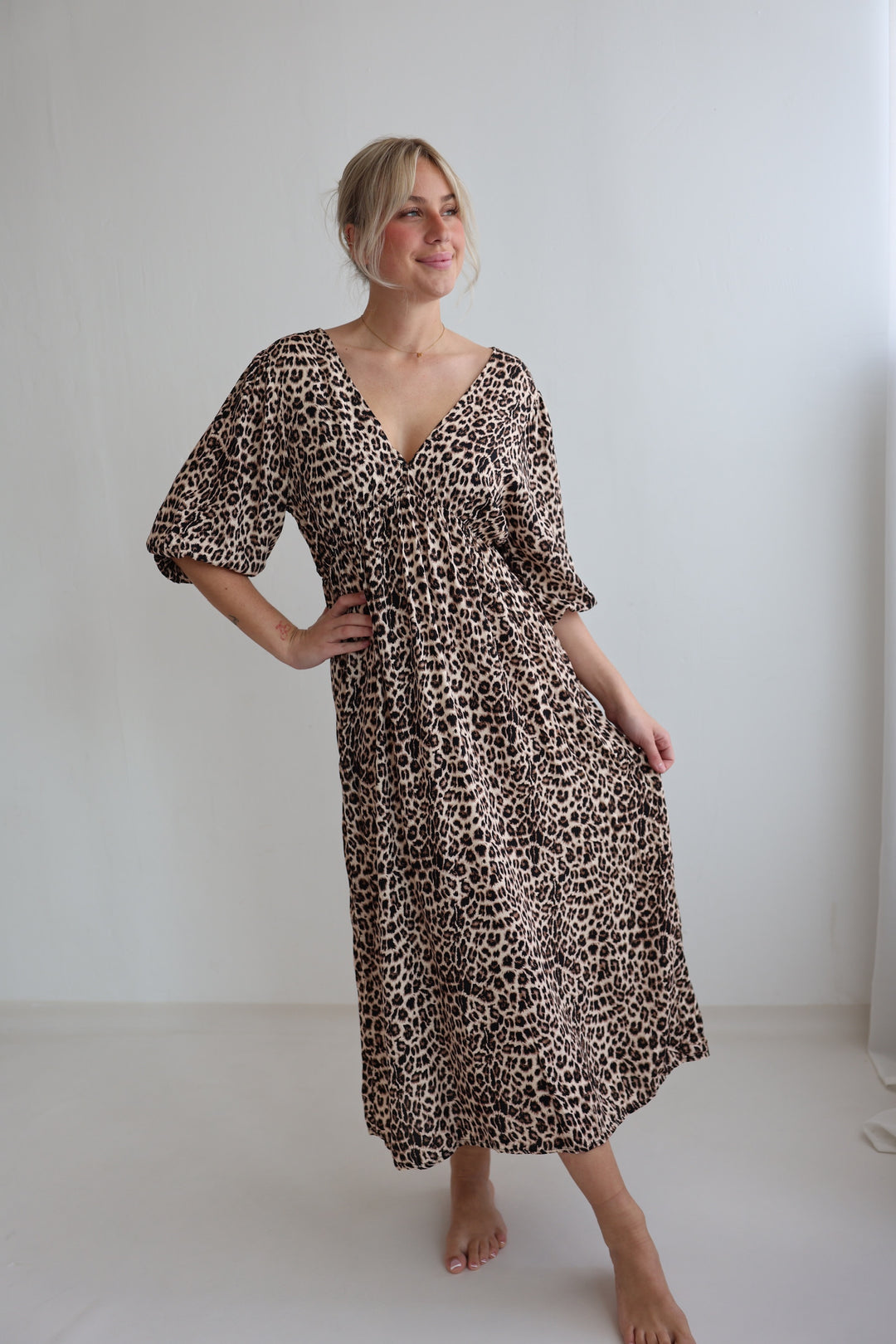Langes Kleid aus Viskose mit Leoprint Mary