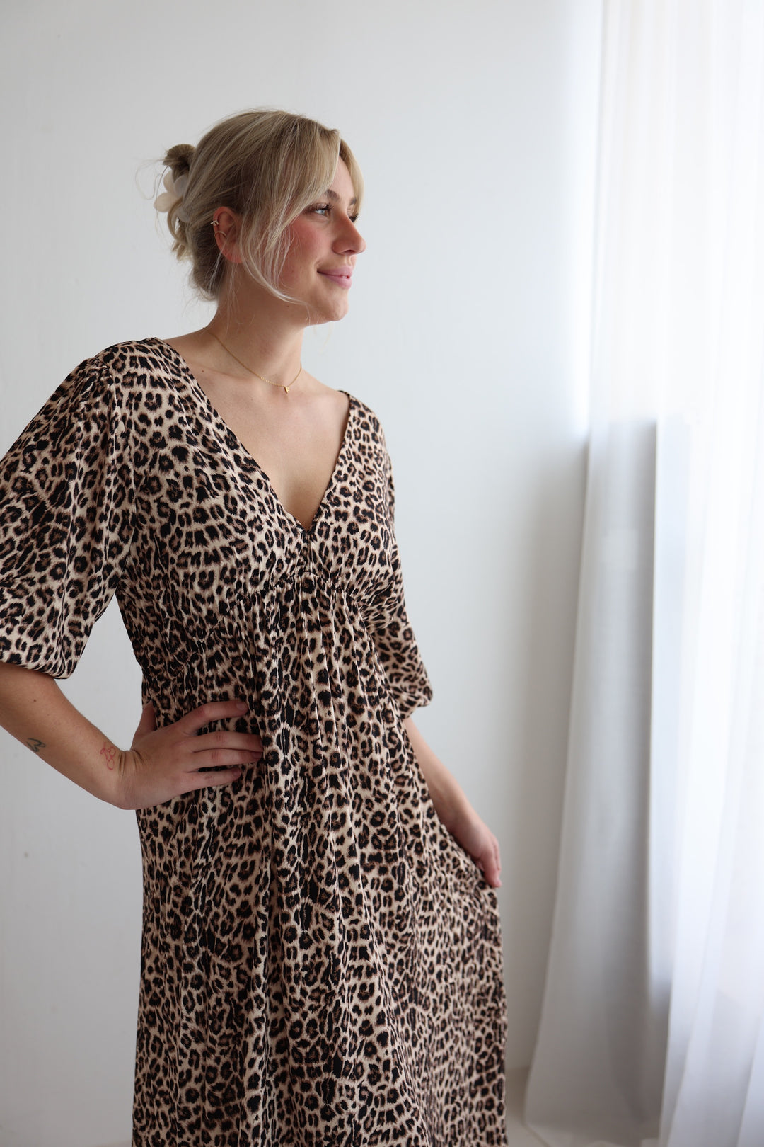 Langes Kleid aus Viskose mit Leoprint Mary
