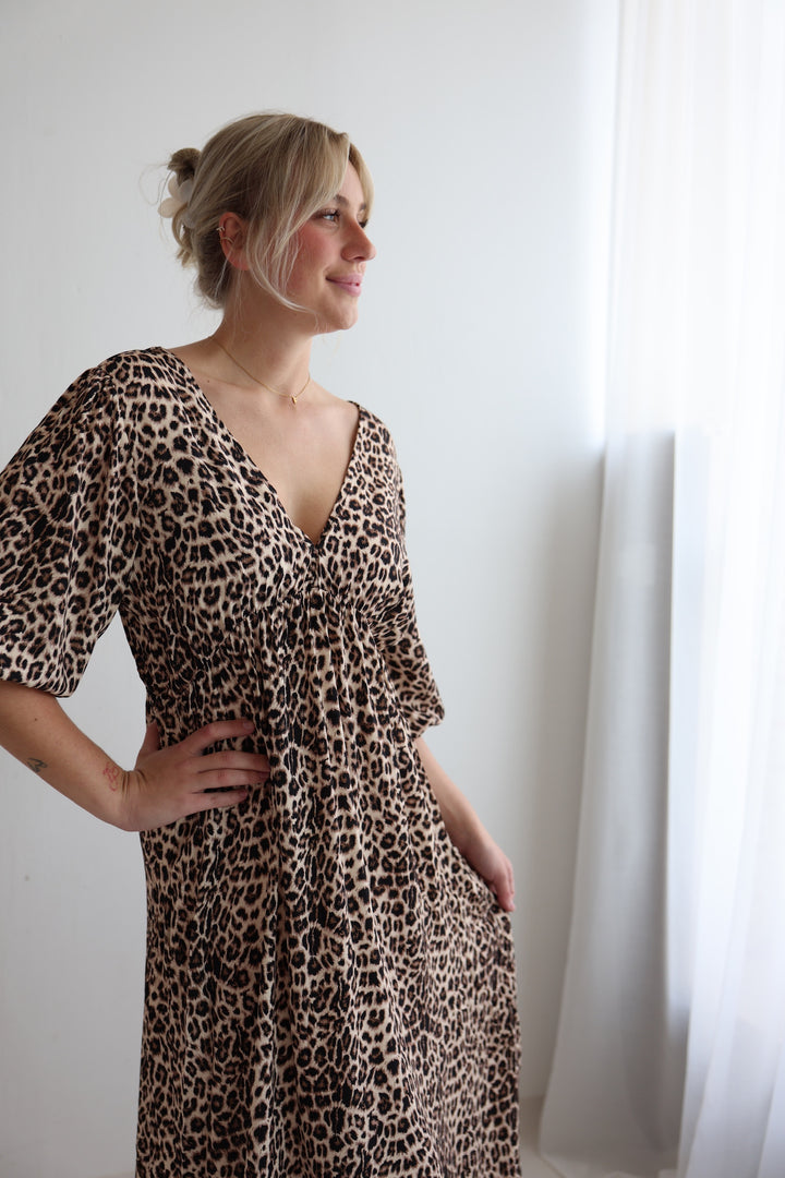 Langes Kleid aus Viskose mit Leoprint Mary
