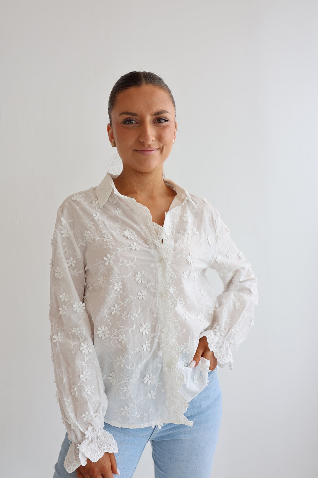 Weiße Bluse mit 3D Stickereien