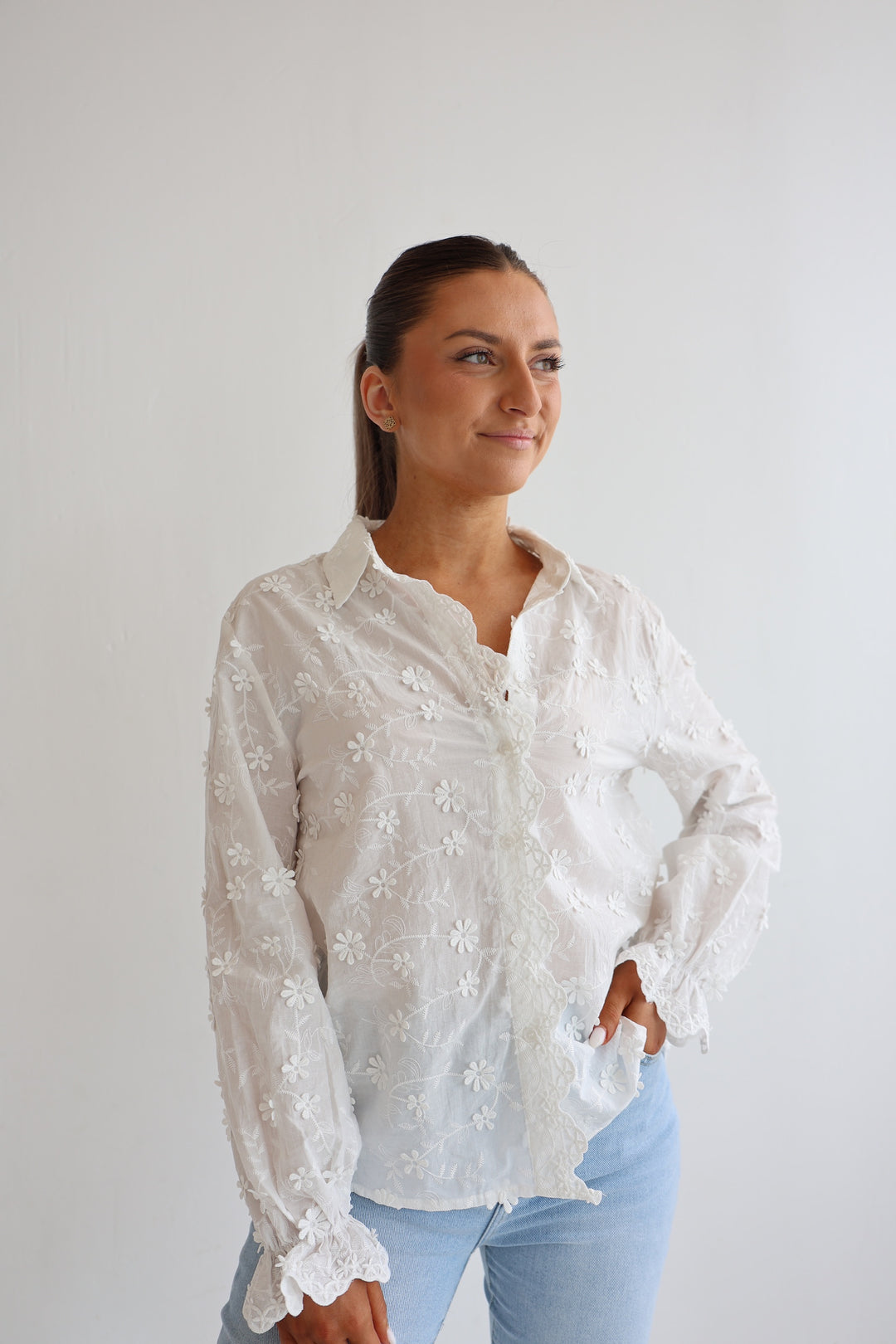 Weiße Bluse mit 3D Stickereien