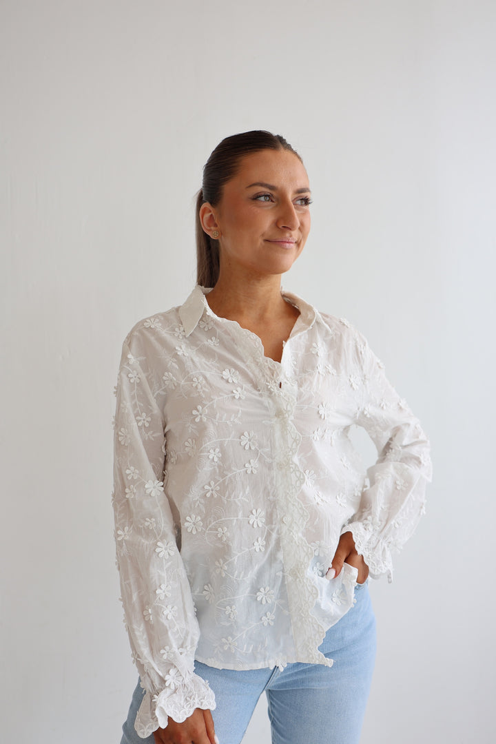 Weiße Bluse mit 3D Stickereien