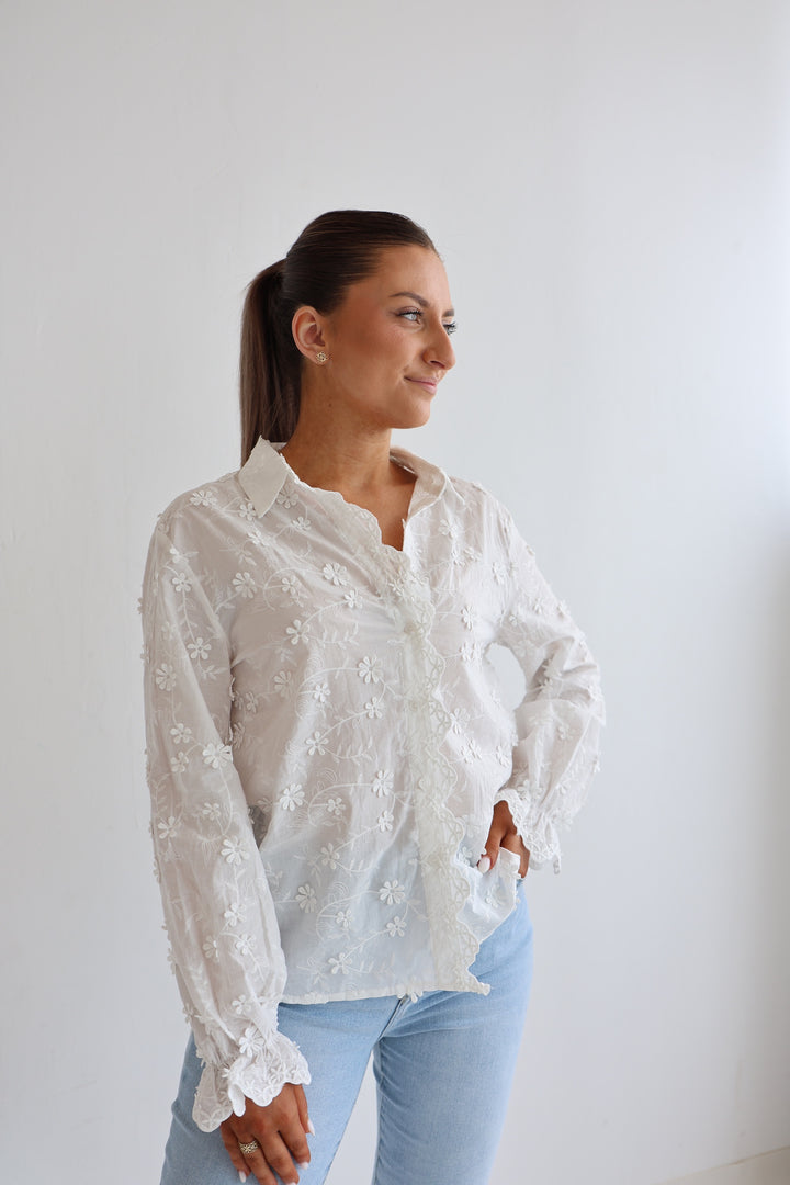 Weiße Bluse mit 3D Stickereien