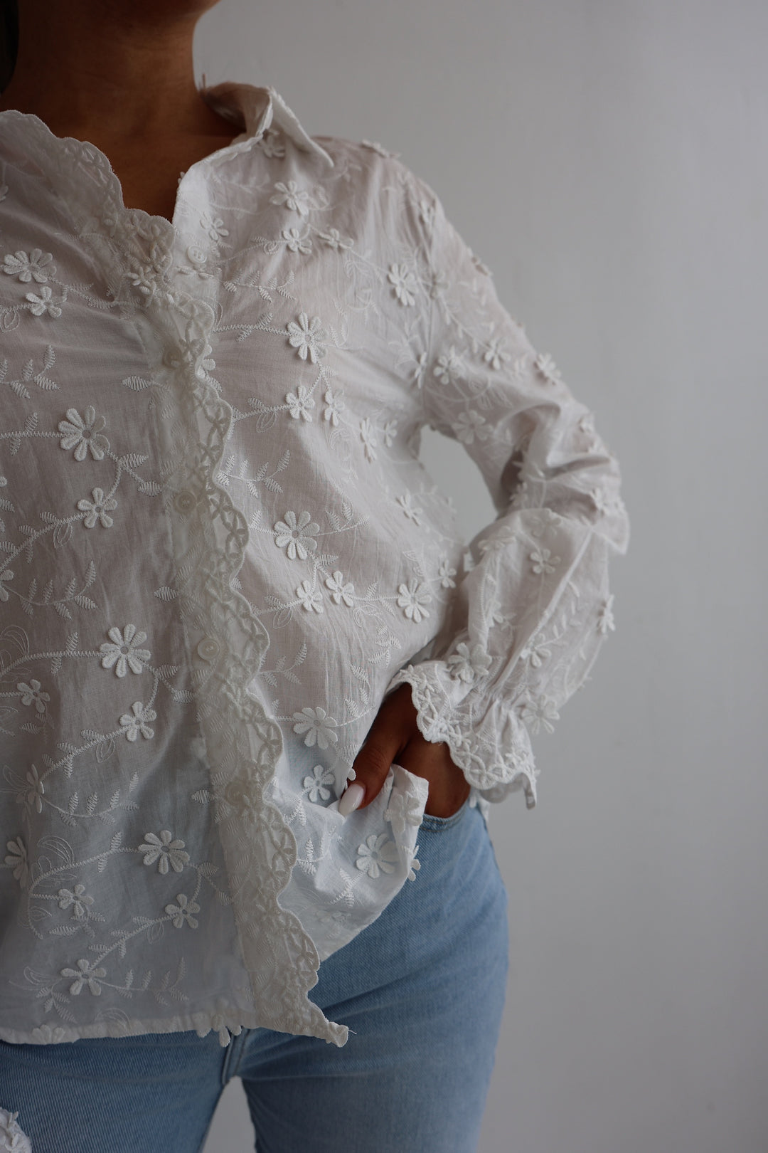 Weiße Bluse mit 3D Stickereien