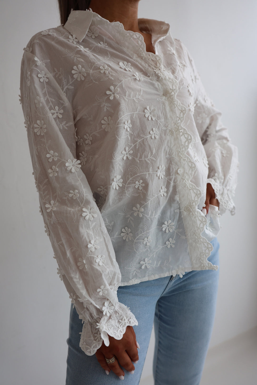 Weiße Bluse mit 3D Stickereien