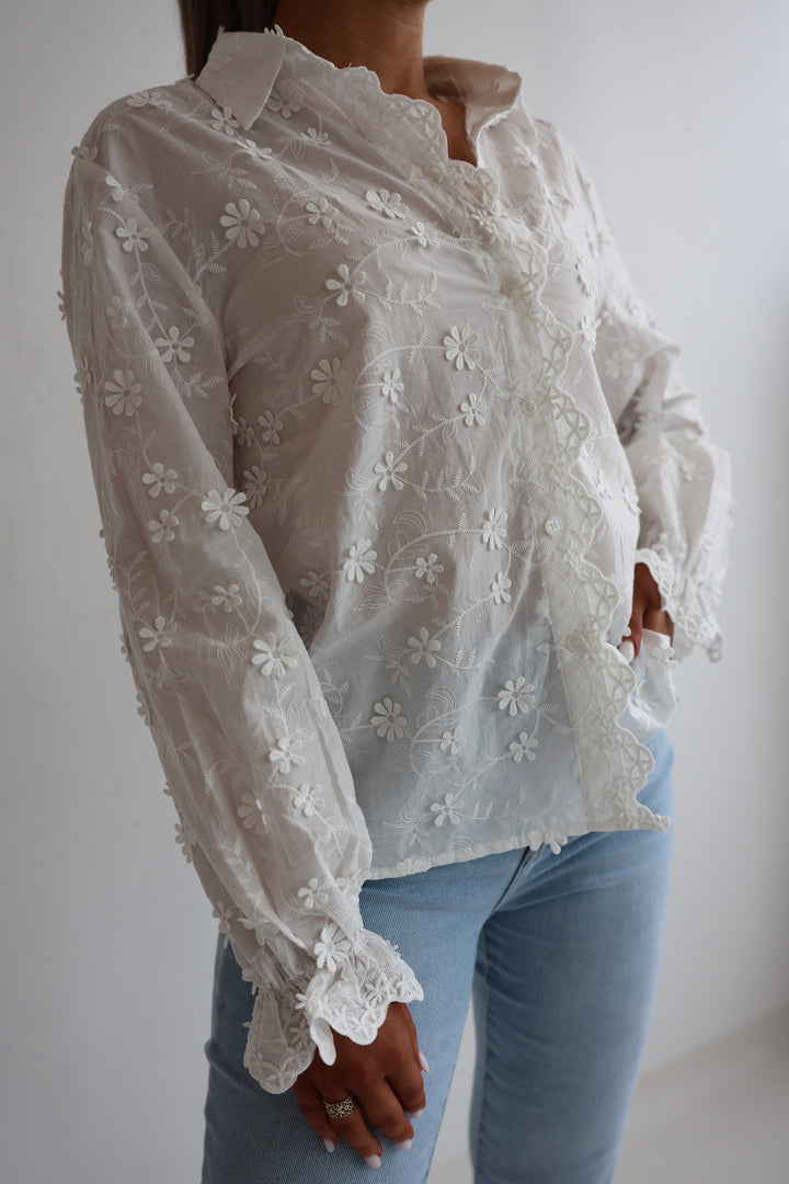 Weiße Bluse mit 3D Stickereien