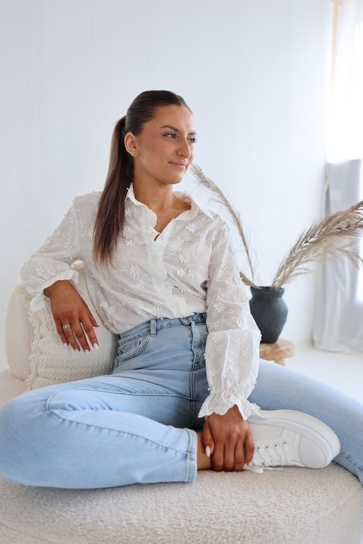 Weiße Bluse mit 3D Stickereien