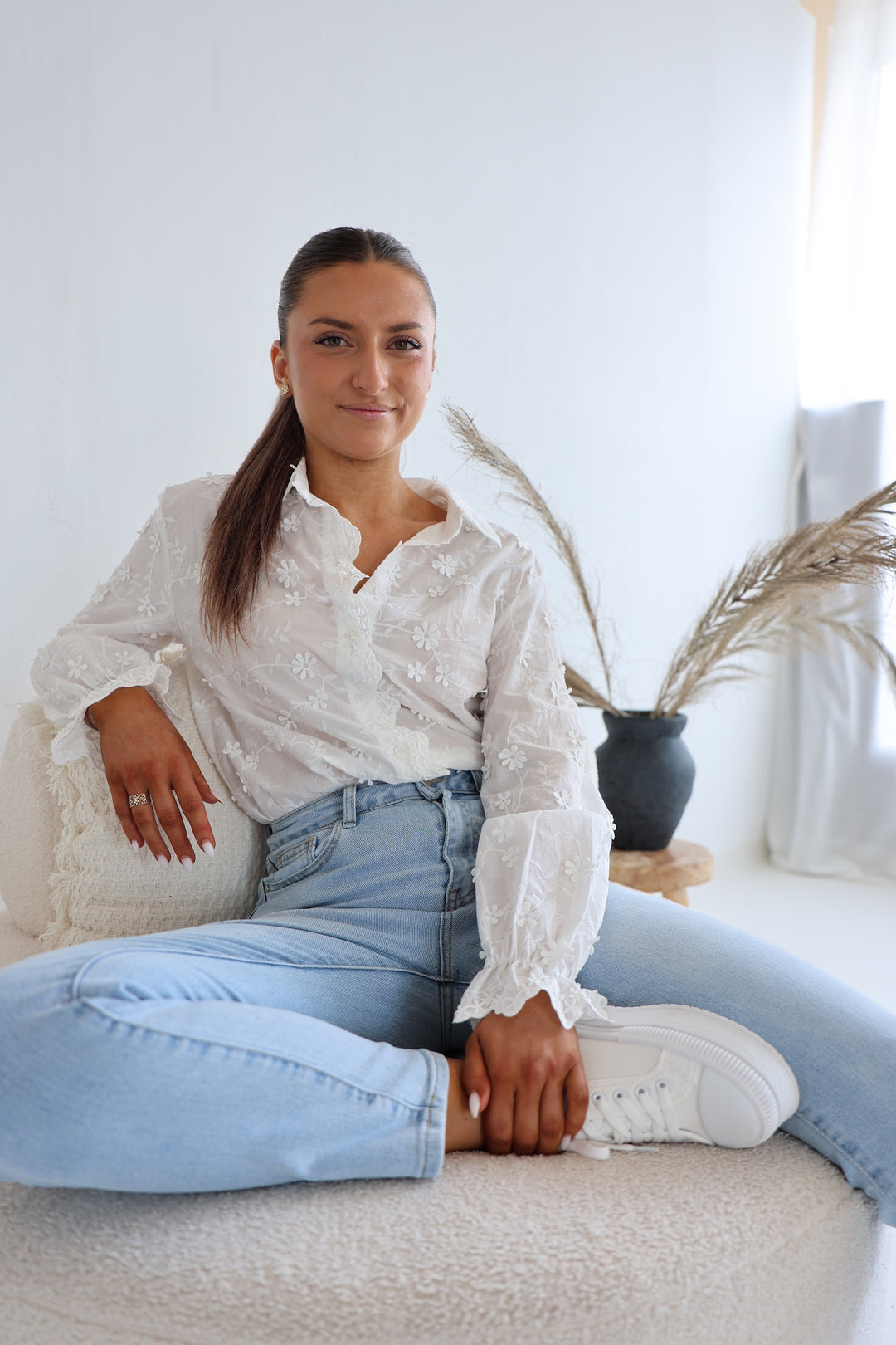 Weiße Bluse mit 3D Stickereien