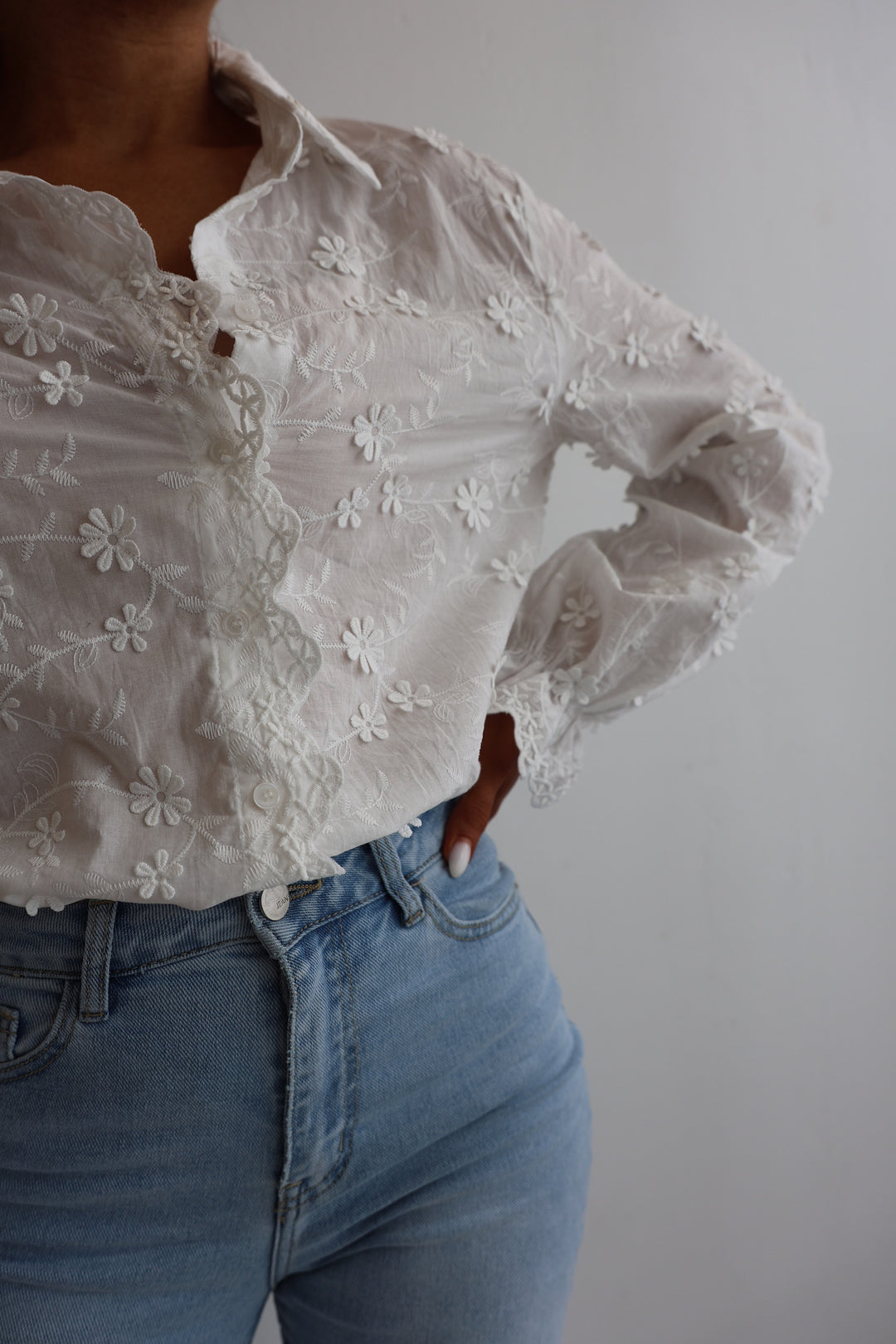 Weiße Bluse mit 3D Stickereien