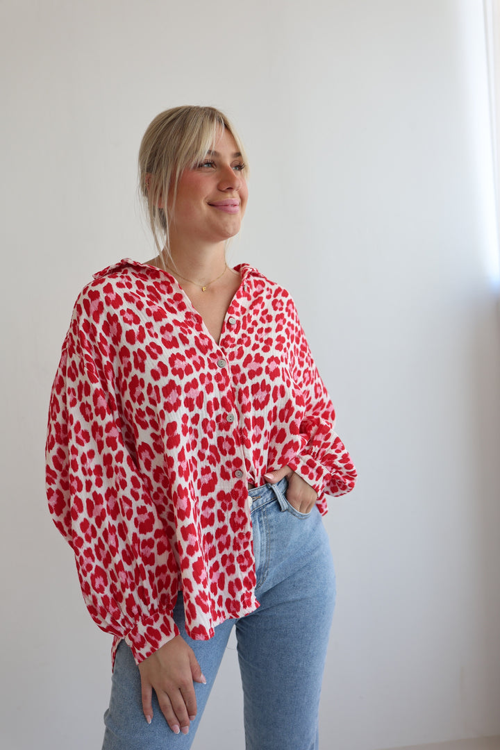 Kurzes Blusenhemd aus Musselin mit Leoprint Leolove