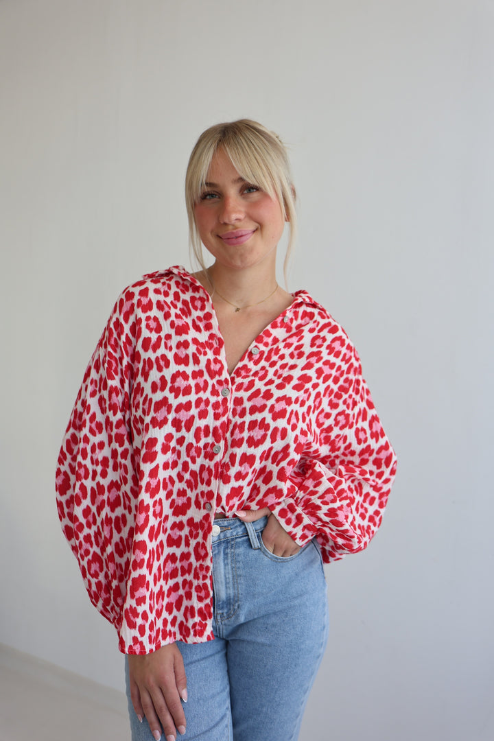 Kurzes Blusenhemd aus Musselin mit Leoprint Leolove