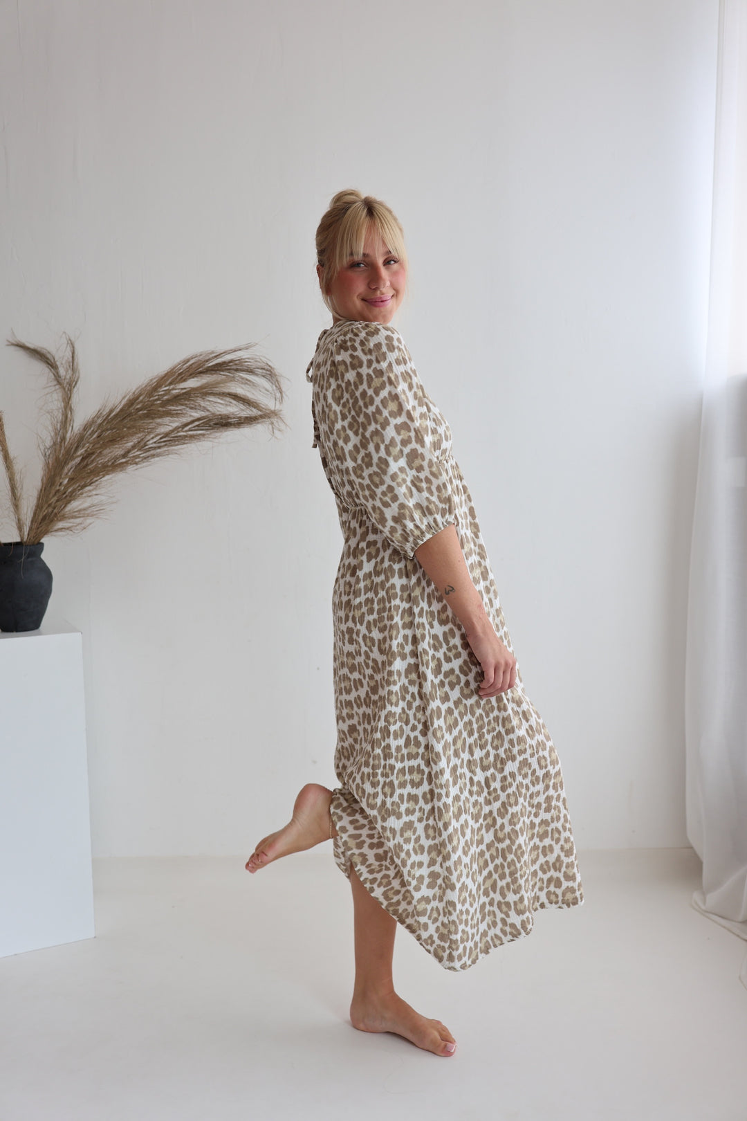 Langes Musselinkleid mit Leoprint Kendra