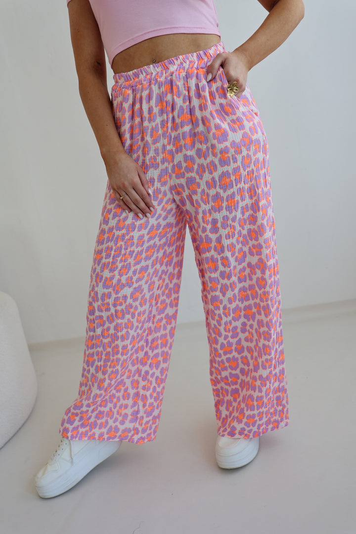 Lange Musselinhose mit Leoprint Leolove