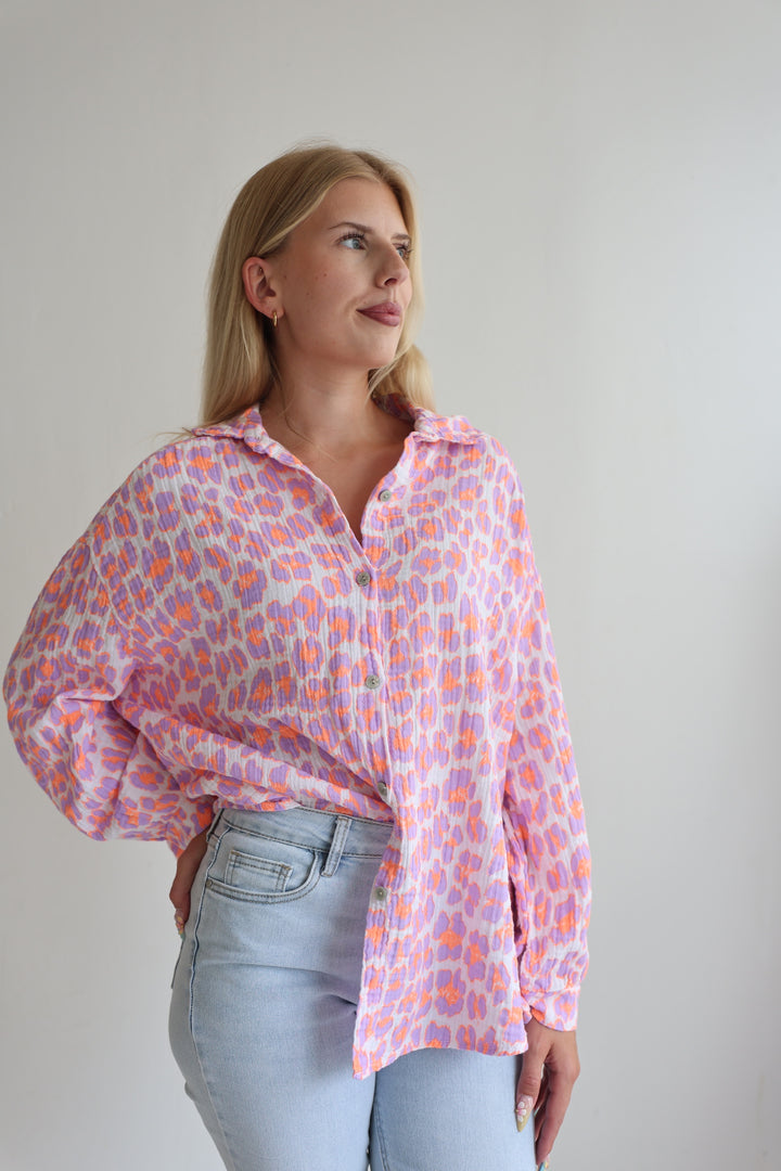 Kurzes Blusenhemd aus Musselin mit Leoprint Leolove