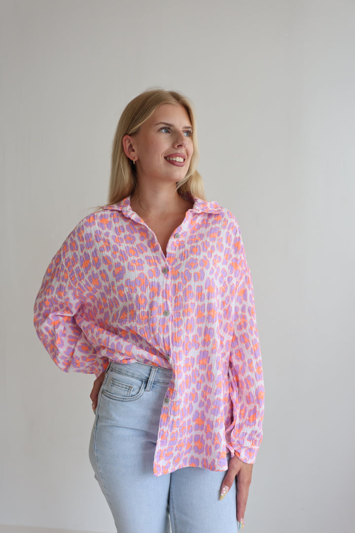 Kurzes Blusenhemd aus Musselin mit Leoprint Leolove