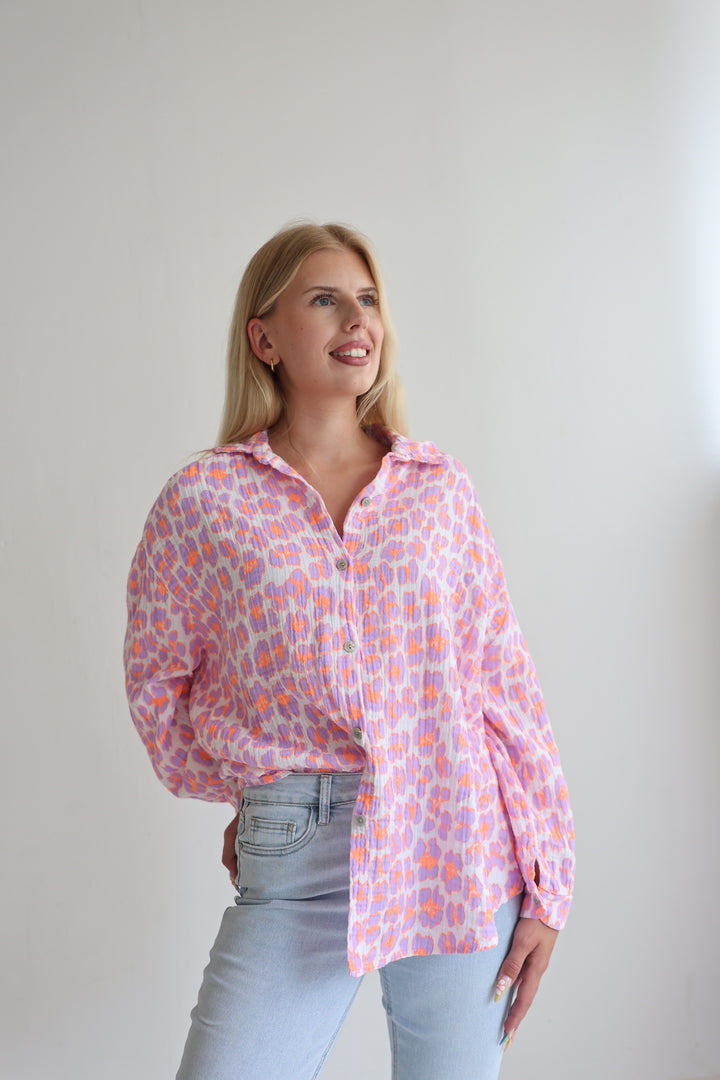 Kurzes Blusenhemd aus Musselin mit Leoprint Leolove
