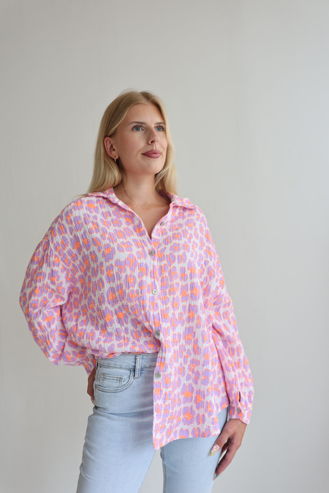 Kurzes Blusenhemd aus Musselin mit Leoprint Leolove
