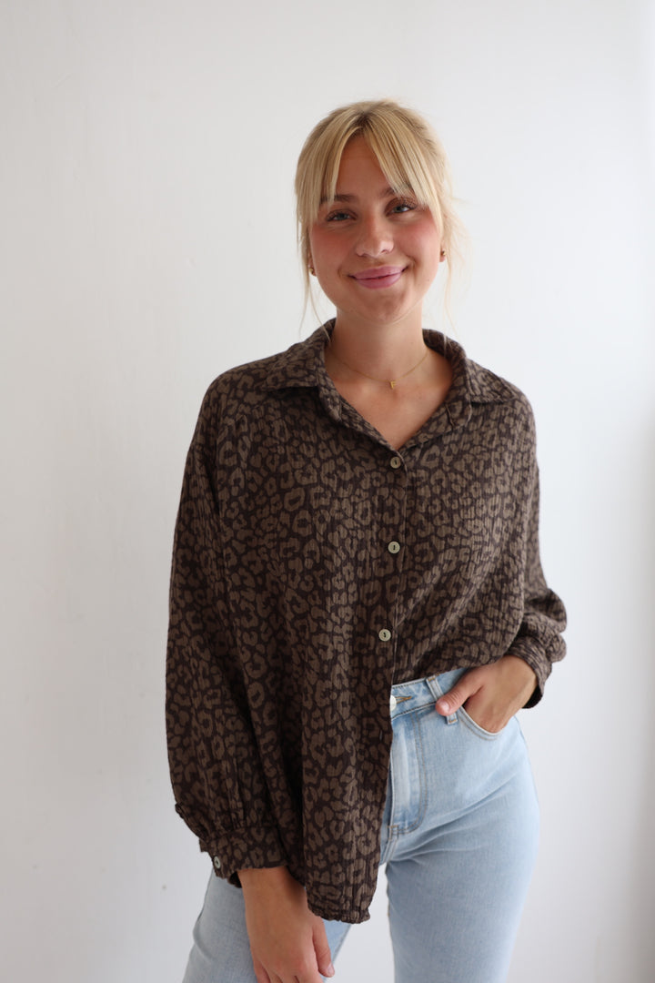 Kurzes Blusenhemd aus Musselin mit Leoprint Leolove
