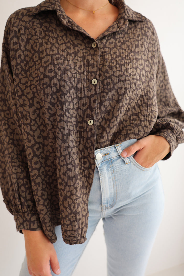 Kurzes Blusenhemd aus Musselin mit Leoprint Leolove