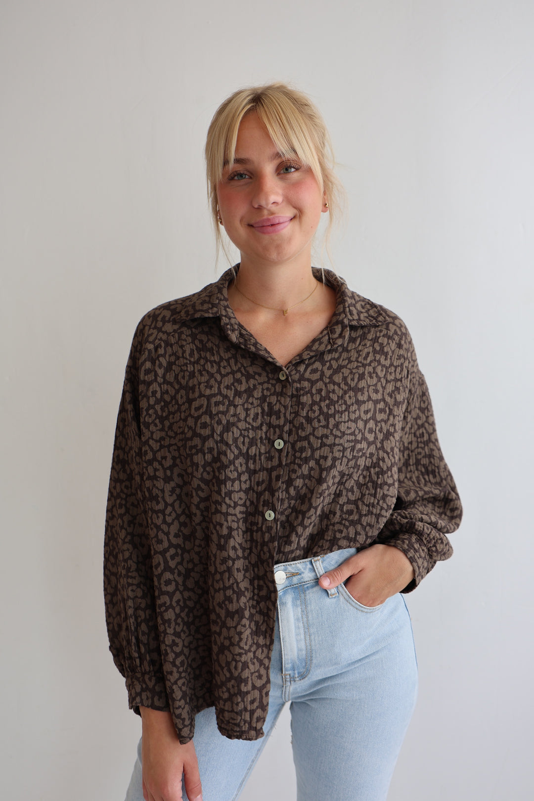 Kurzes Blusenhemd aus Musselin mit Leoprint Leolove
