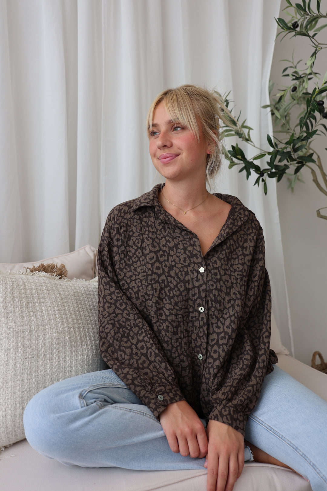 Kurzes Blusenhemd aus Musselin mit Leoprint Leolove